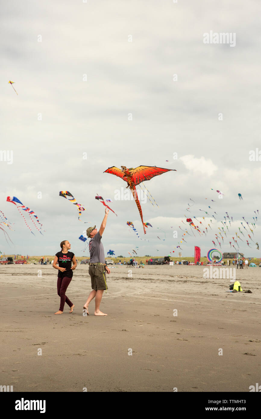 USA, Washington State, Long Beach Halbinsel, International Kite Festival, ein Vater und seine tochter starten sie ihre Drachen Kite Stockfoto