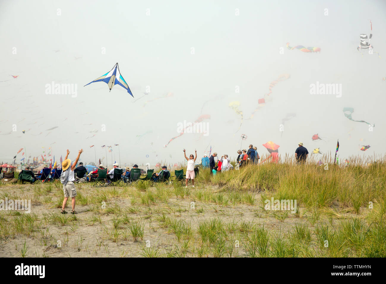 USA, Washington State, Long Beach Halbinsel, internationale Drachenfest, die Einführung eines Drachen auf dem grasbewachsenen Dünen am Kite Festival Stockfoto