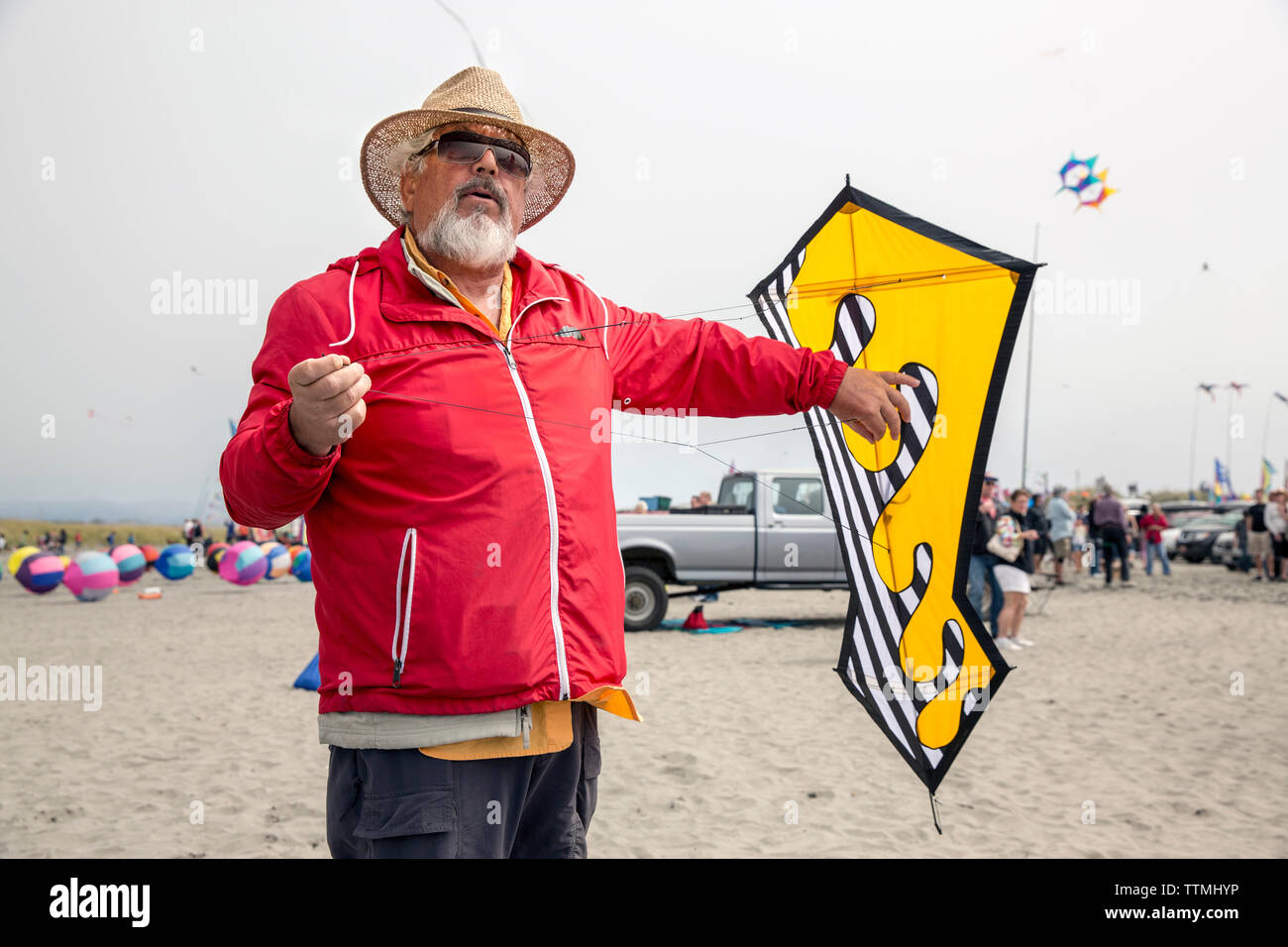 USA, Washington State, Long Beach Halbinsel, Ron Gibian mit seiner bärtigen Mann Gesicht Kite an der International Kite Festival, Ron ist Mitglied des Phoe Stockfoto