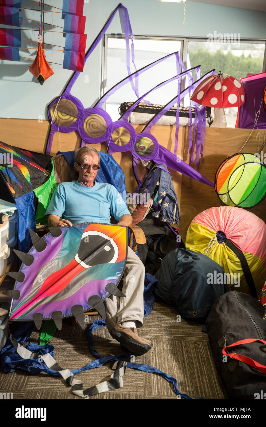 USA, Washington State, Long Beach Halbinsel, internationale Drachenfest, kite Flyer, Sammler und Builder in seinem Haus in Long Beach, besitzt er 300 Kit Stockfoto