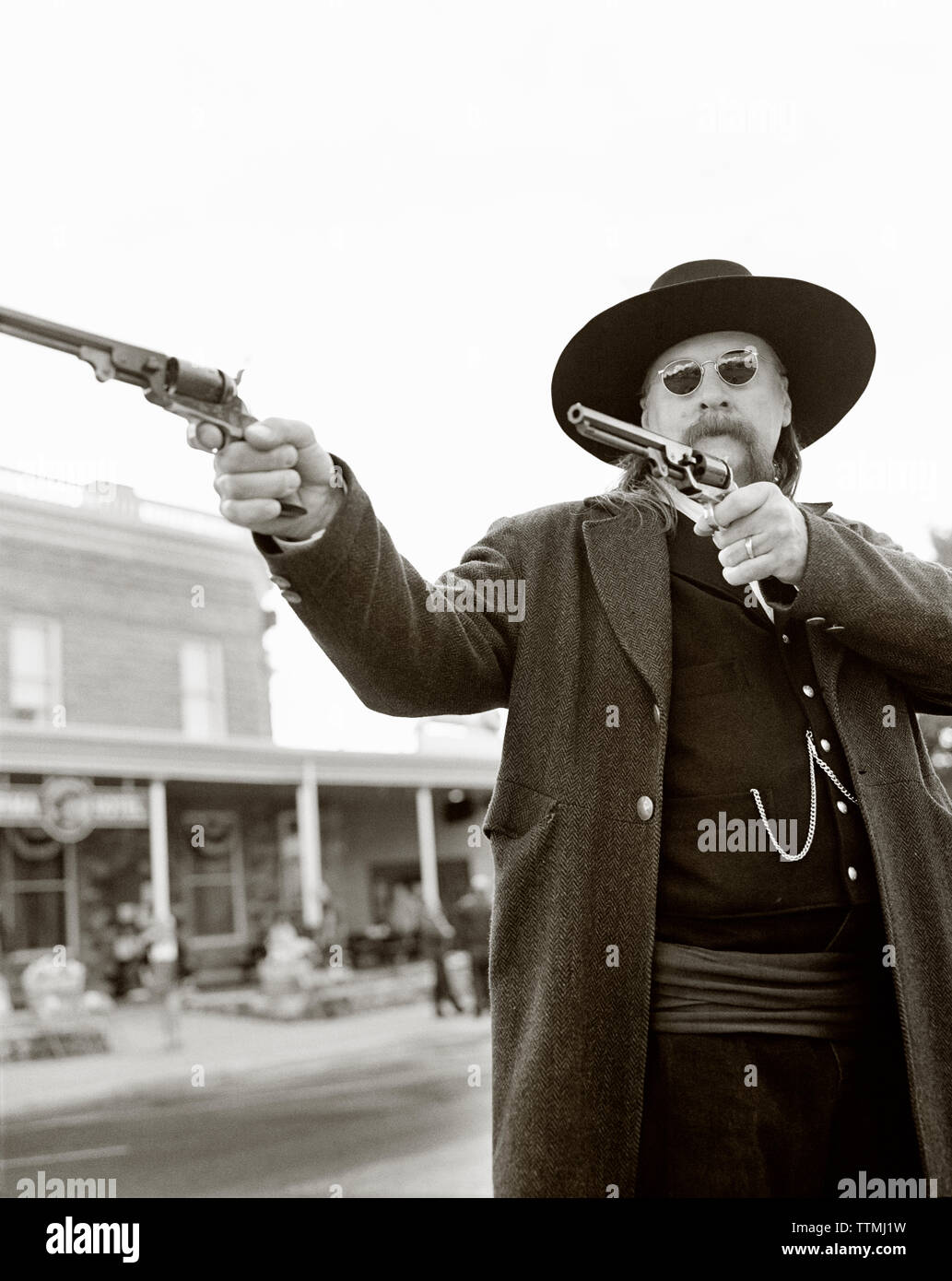 USA, Wyoming, reifer Mann mit seinen Gewehren, Wild Bill Cody Shootout (B&W) Stockfoto