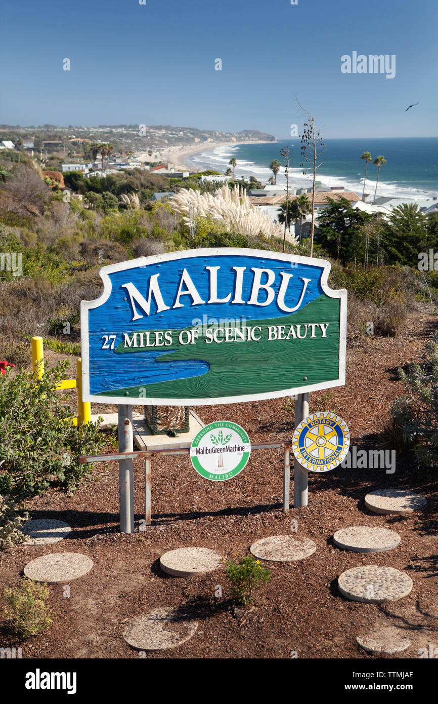 USA, California, Malibu, ein Schild auf dem Pacific Coast Highway, Zuma Beach in der Ferne Stockfoto