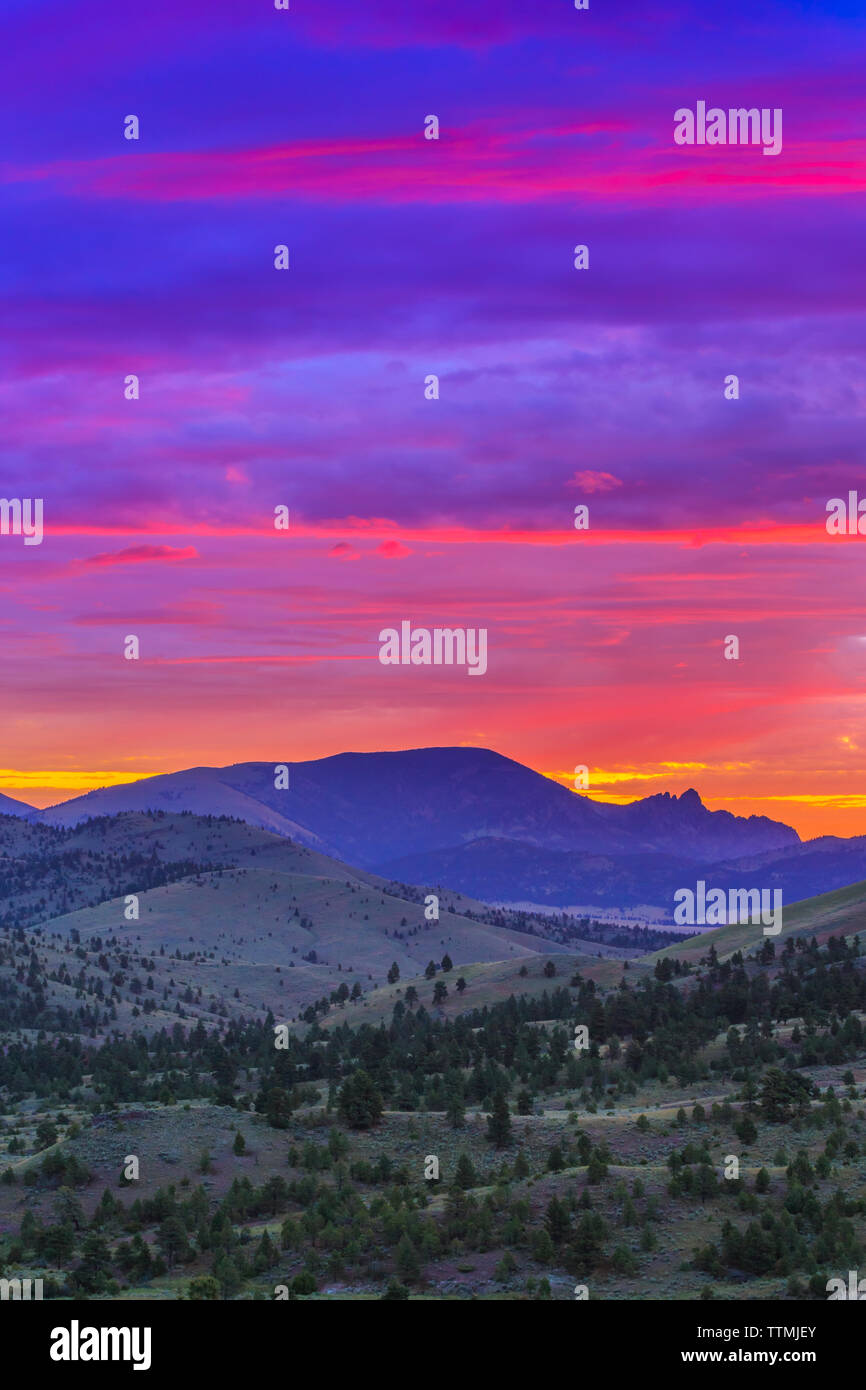 Farbenprächtiger Sonnenaufgang über dem schlafenden Riesenberg in der Nähe von helena, montana Stockfoto