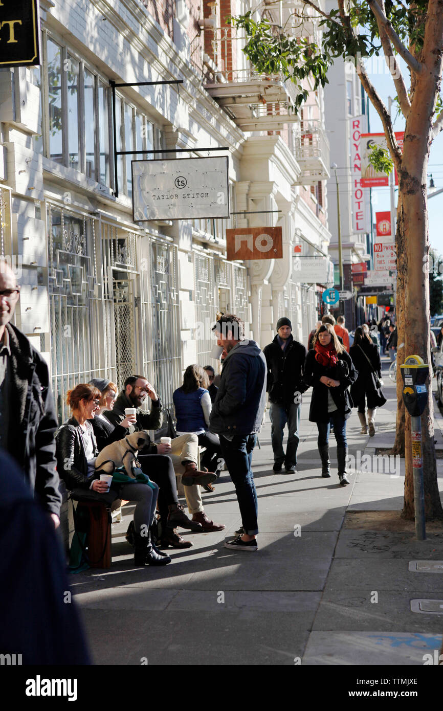 USA, Kalifornien, San Francisco, die Mission, vier Faß Kaffe über Valencia Street Stockfoto