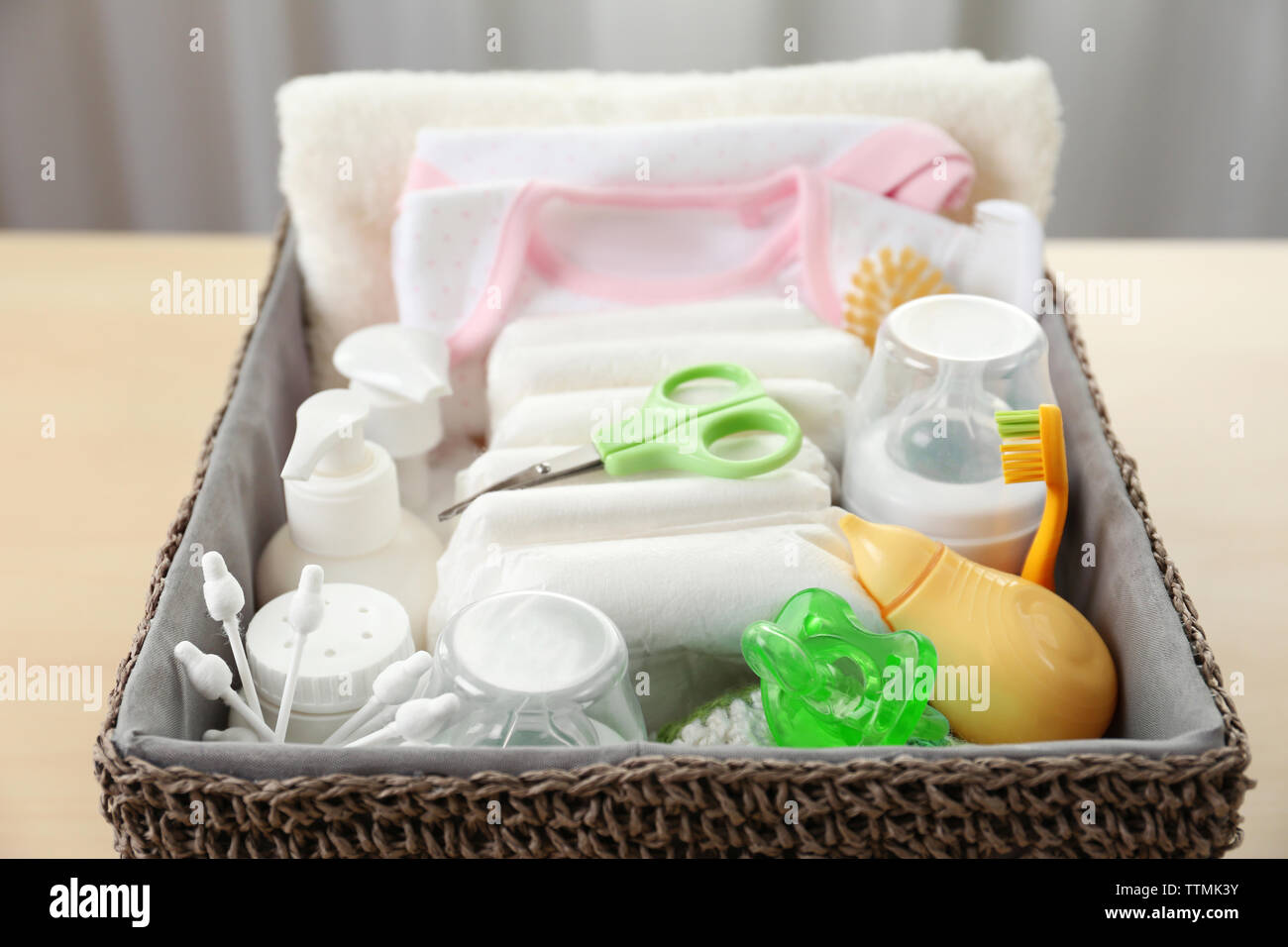 Weidenkorb voller baby Zubehör für Hygiene Stockfoto