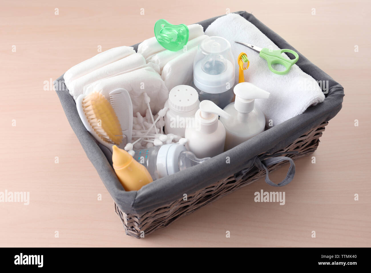 Weidenkorb voller baby Zubehör für Hygiene Stockfoto