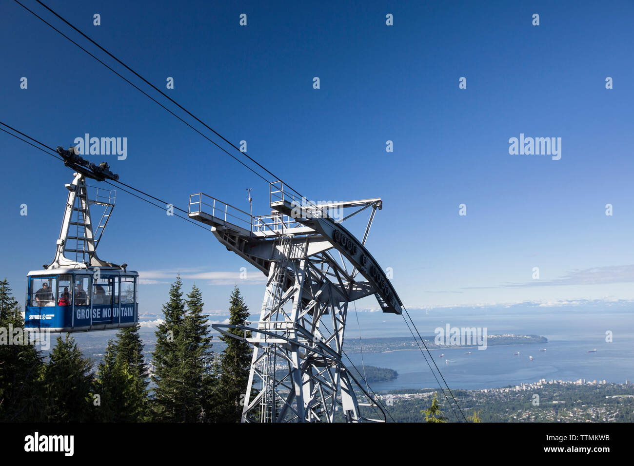 Kanada, Vancouver, British Columbia, Ansicht der Skyride Gondel auf Grouse Mountain mit der Stadt Vancouver in der Ferne Stockfoto