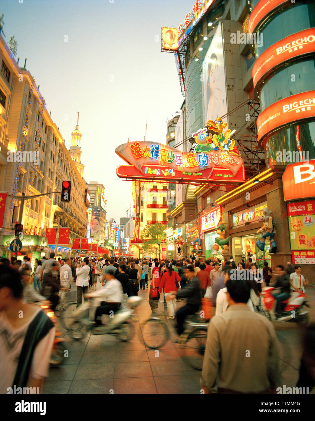 CHINA, Shanghai, Masse der Leute im City Shopping Street Stockfoto