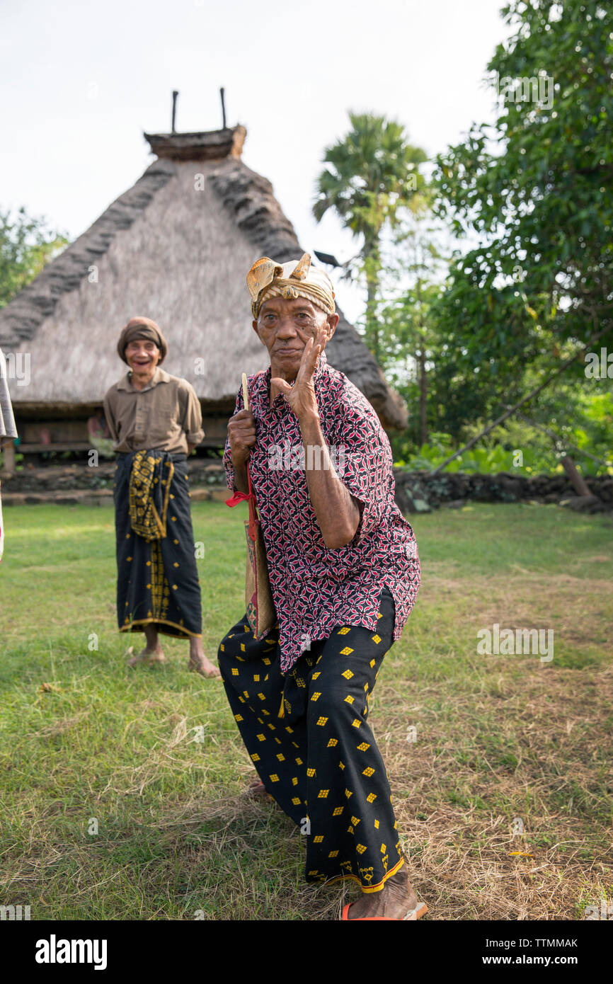 Indonesien, Flores, Elder Zacharias Sela zeigt eine seiner traditionellen Boxing stellt in seinem Dorf Kampung Tutubhada in Rendu Stockfoto