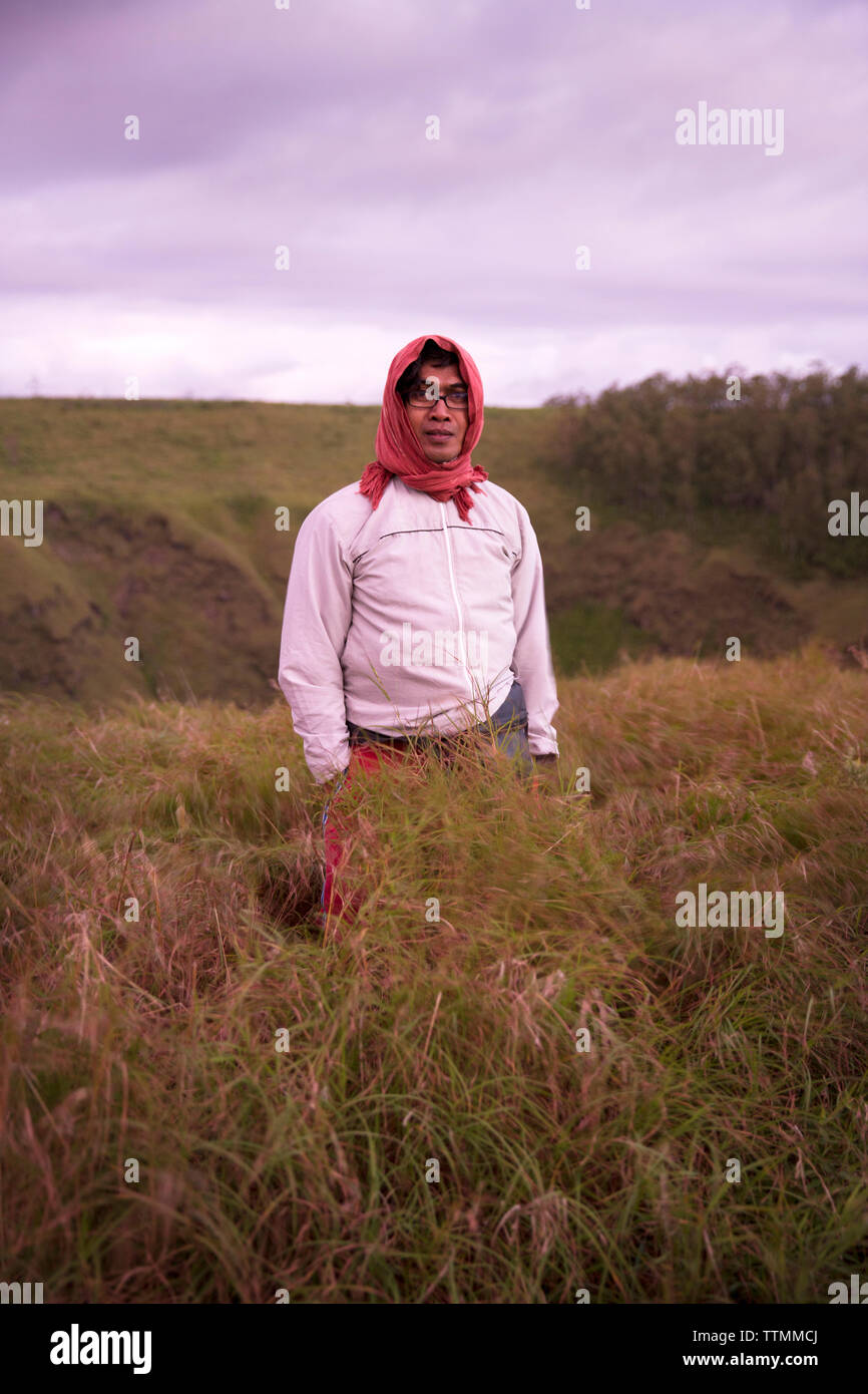 Indonesien, Flores, Bajawa, Porträt des Dwi Widodo oben Wolobobo Hill Stockfoto