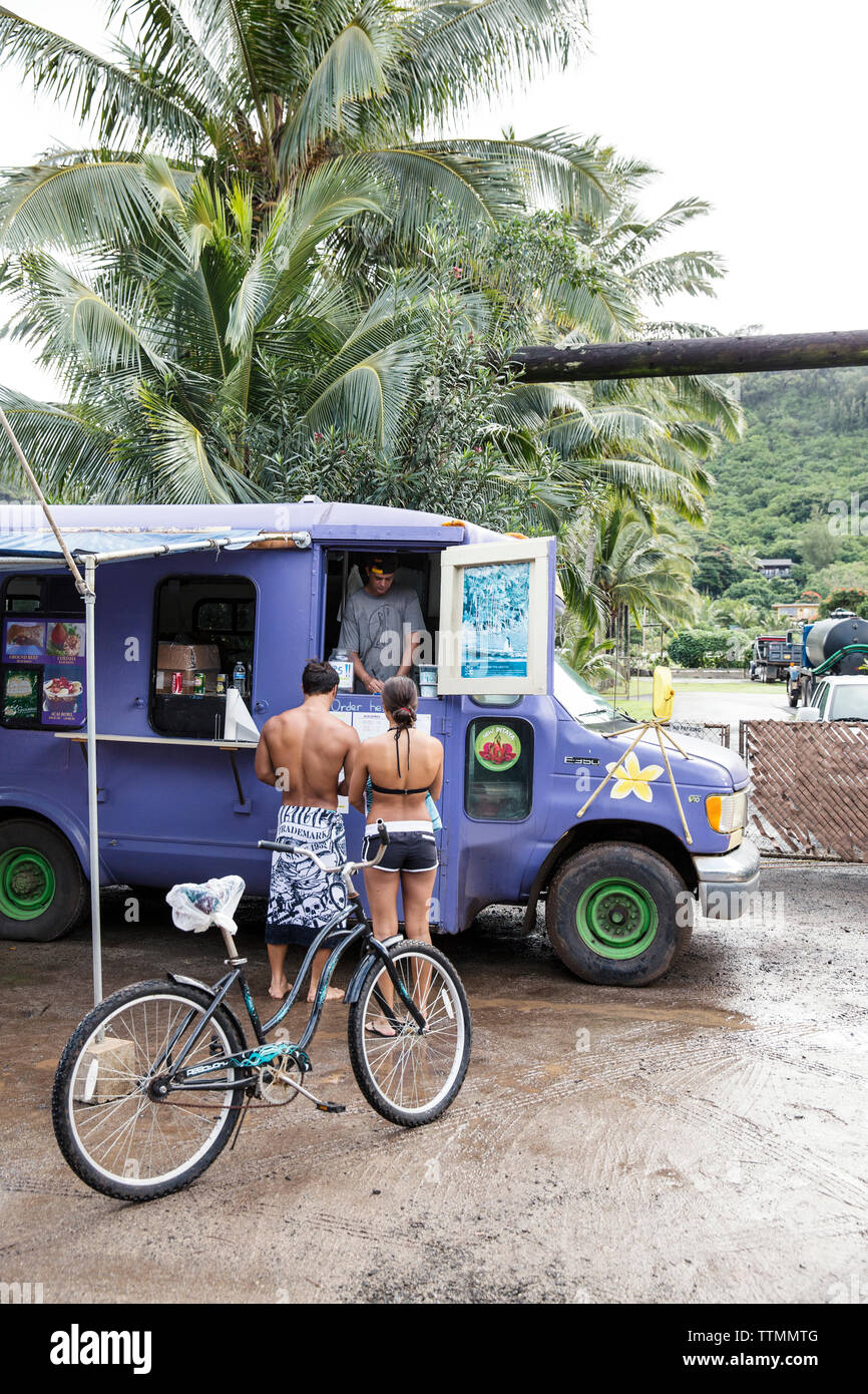 USA, Oahu, Hawaii, Portrait von MMA Mixed Martial Arts Ultimate Fighter Lowen Tynanes und Logan Garcia kaufen Acai Schüsseln zu einem Essen Lkw auf der North Shor Stockfoto