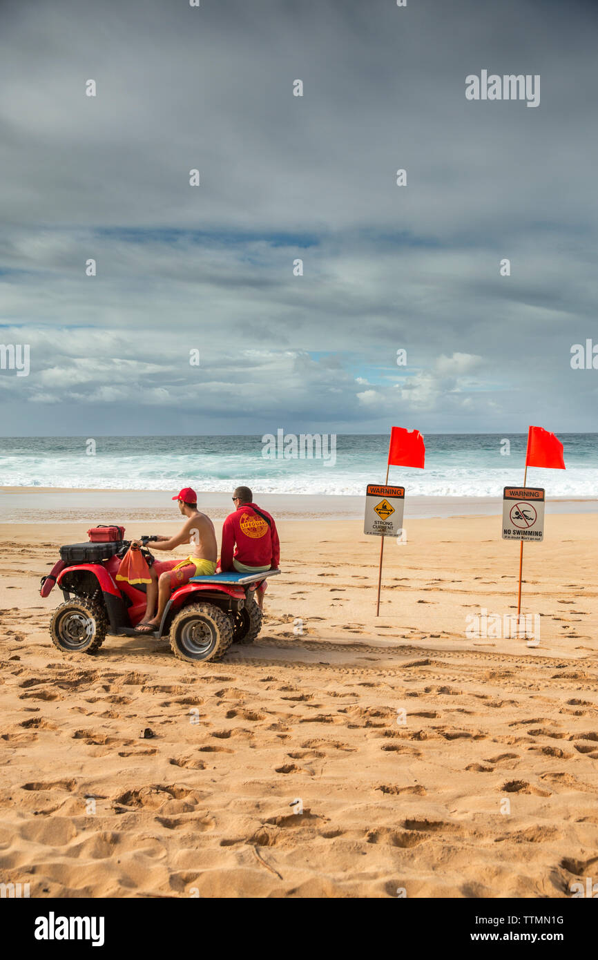 USA, Hawaii, Oahu, Northshore, Warnung Flaggen am Strand an der Pipeline veröffentlicht Stockfoto