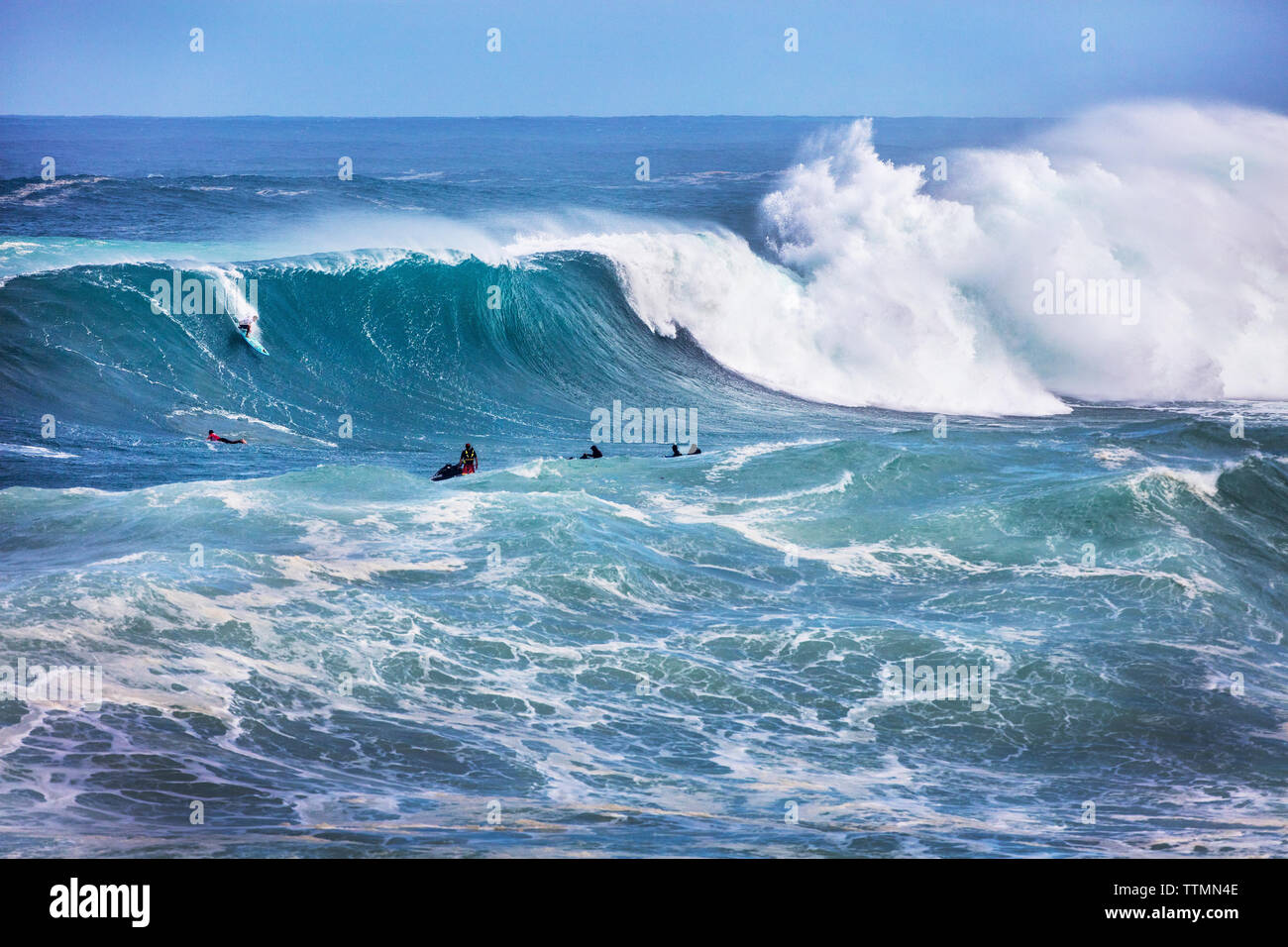 HAWAII, Oahu, North Shore, Eddie Aikau, 2016, Surfer in der Eddie Aikau 2016 Big Wave surfen Wettbewerb konkurrieren, Waimea Bay Stockfoto