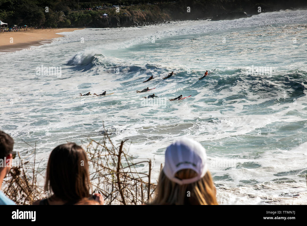 HAWAII, Oahu, North Shore, Eddie Aikau, 2016, Zuschauer, den Eddie Aikau Big Wave surfen 2016 Wettbewerb, Waimea Bay Stockfoto