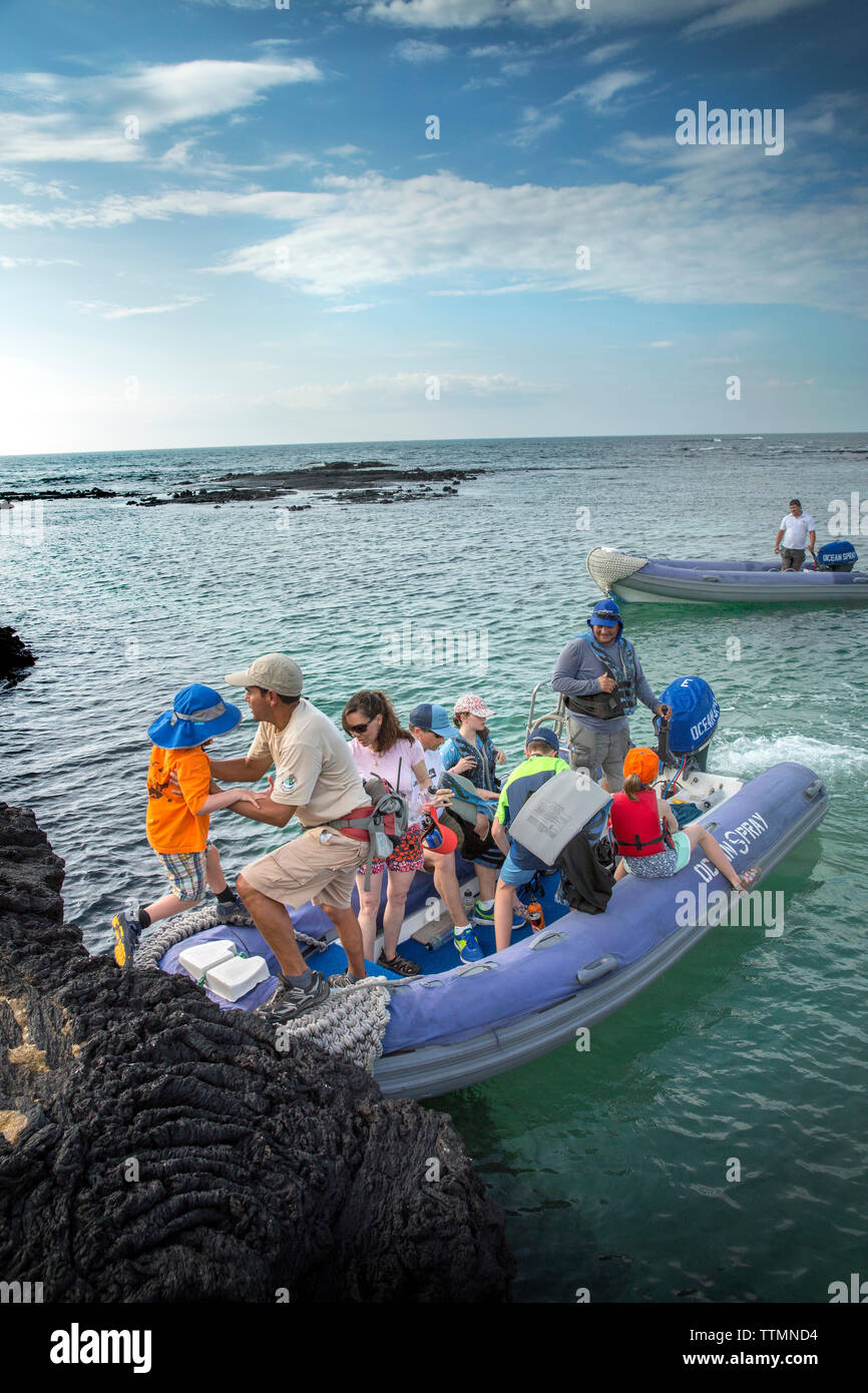 GALAPAGOS, Ecuador, Personen in Punta Moreno auf einem schäbigen Boot von M/C Ocean Spray Kopf Stockfoto