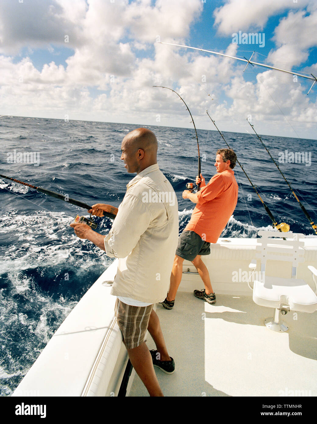 USA, Florida, Männer, Fische zu fangen, die auf der Rückseite eines Bootes, Islamorada Stockfoto