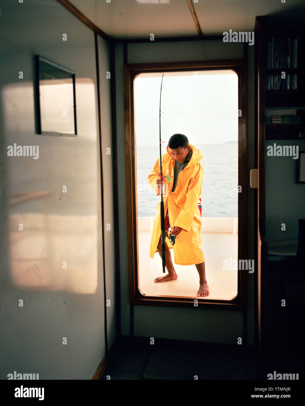 Fidschi, nördlichen Lau Inseln, ein Boot Hand bereitet eine Angelrute Stockfoto