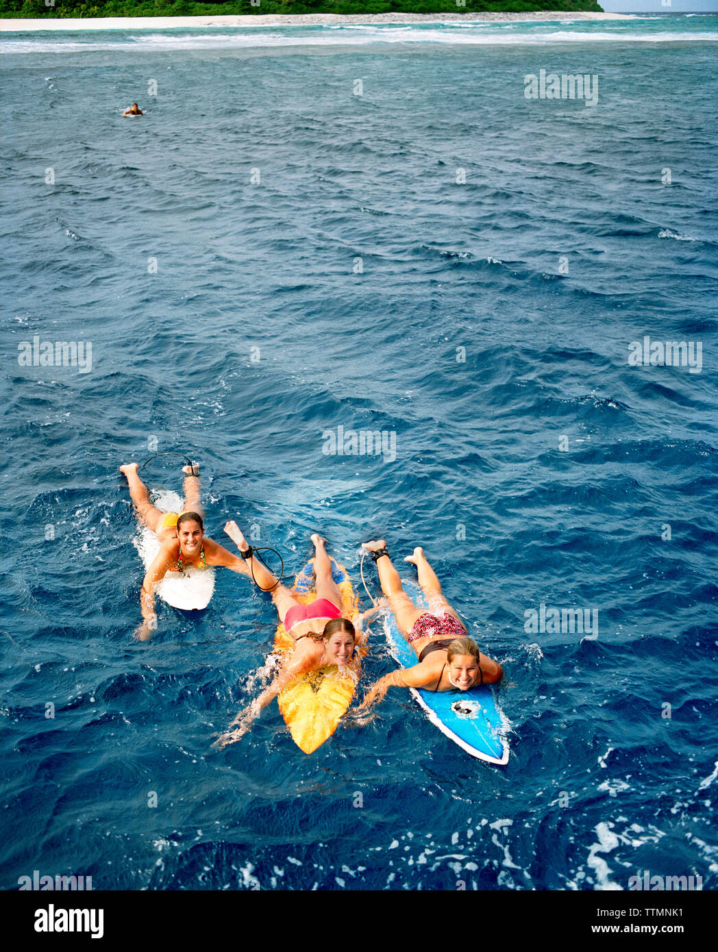 Fidschi, nördlichen Lau Inseln, drei junge Frauen auf ihren Surfbrettern nach einem Surf Session im Norden von Fidschi, South Pacific Ocean float Stockfoto