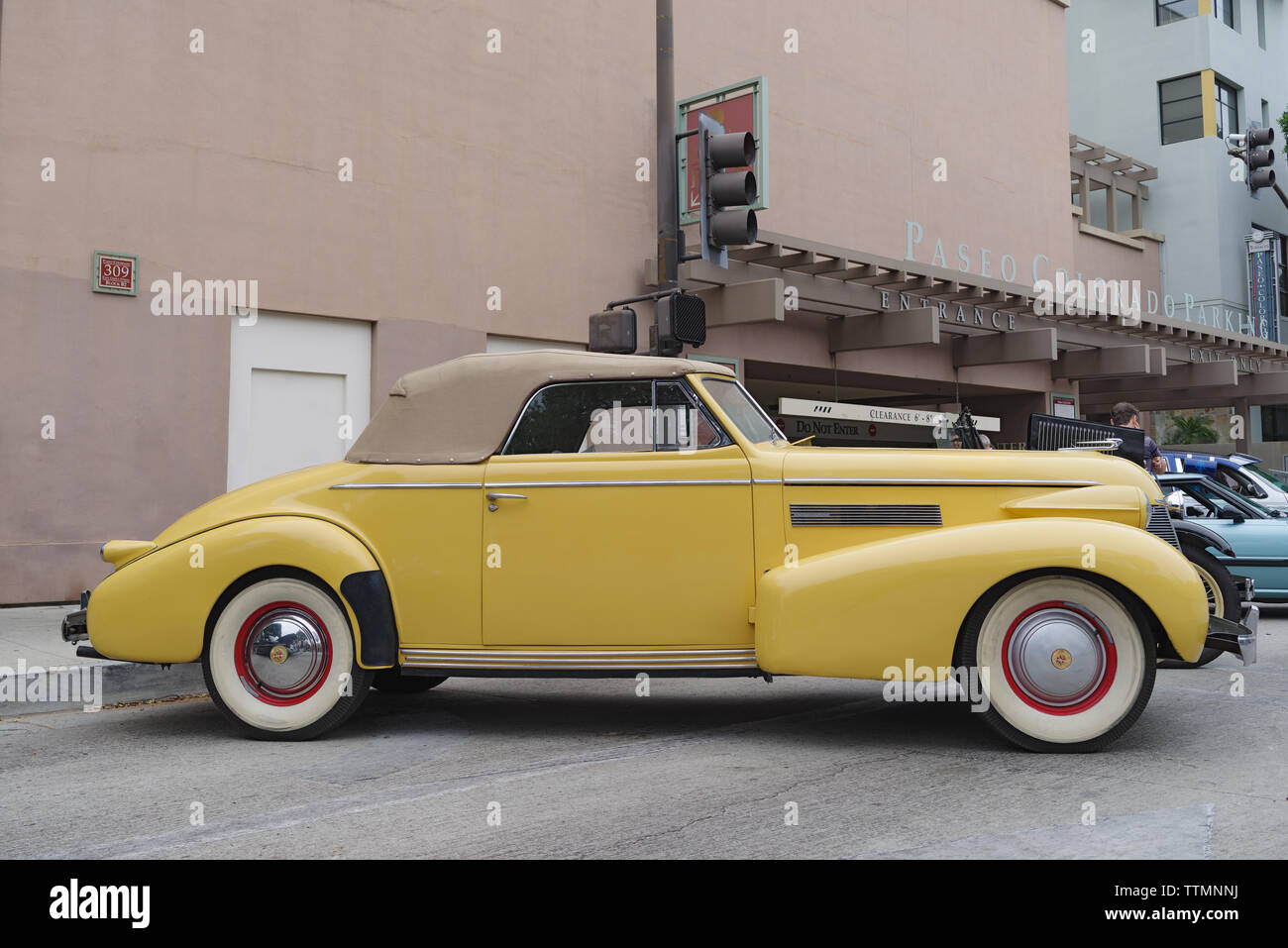 Vintage Cadillac in Pasadena, Kalifornien. Dieser Cadillac zeigt ein Nummernschild der kalifornischen Weltausstellung 1939. Stockfoto