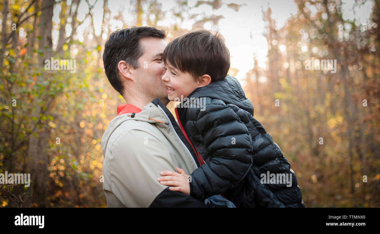 Freundliche Vater und Sohn im Wald Stockfoto