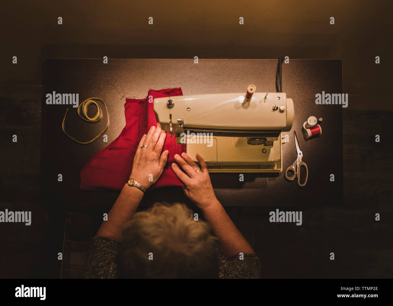 Hohe Betrachtungswinkel und der Frau, die Nähmaschine zu Workshop Stockfoto