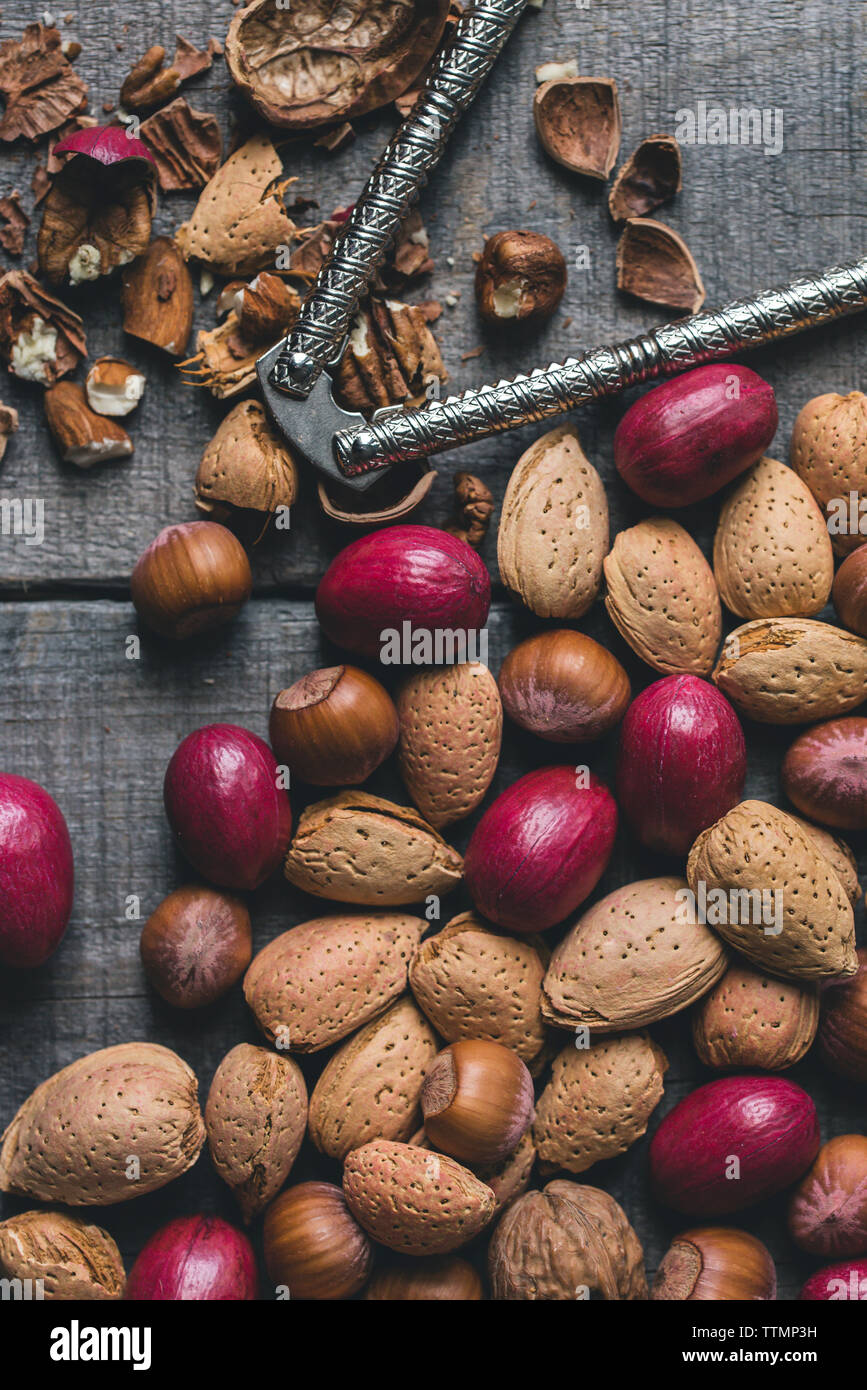 In der Nähe von verschiedenen trockenen Früchten und Nussknacker auf hölzernen Tisch Stockfoto