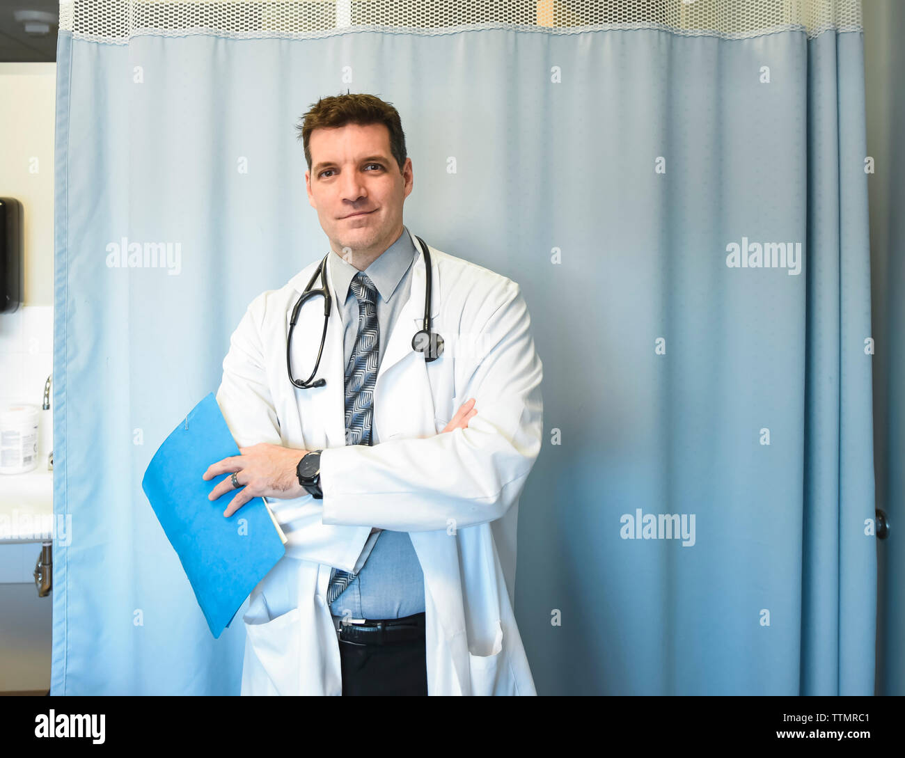 Arzt im weißen Kittel vor Krankenhaus Zimmer Vorhang. Stockfoto