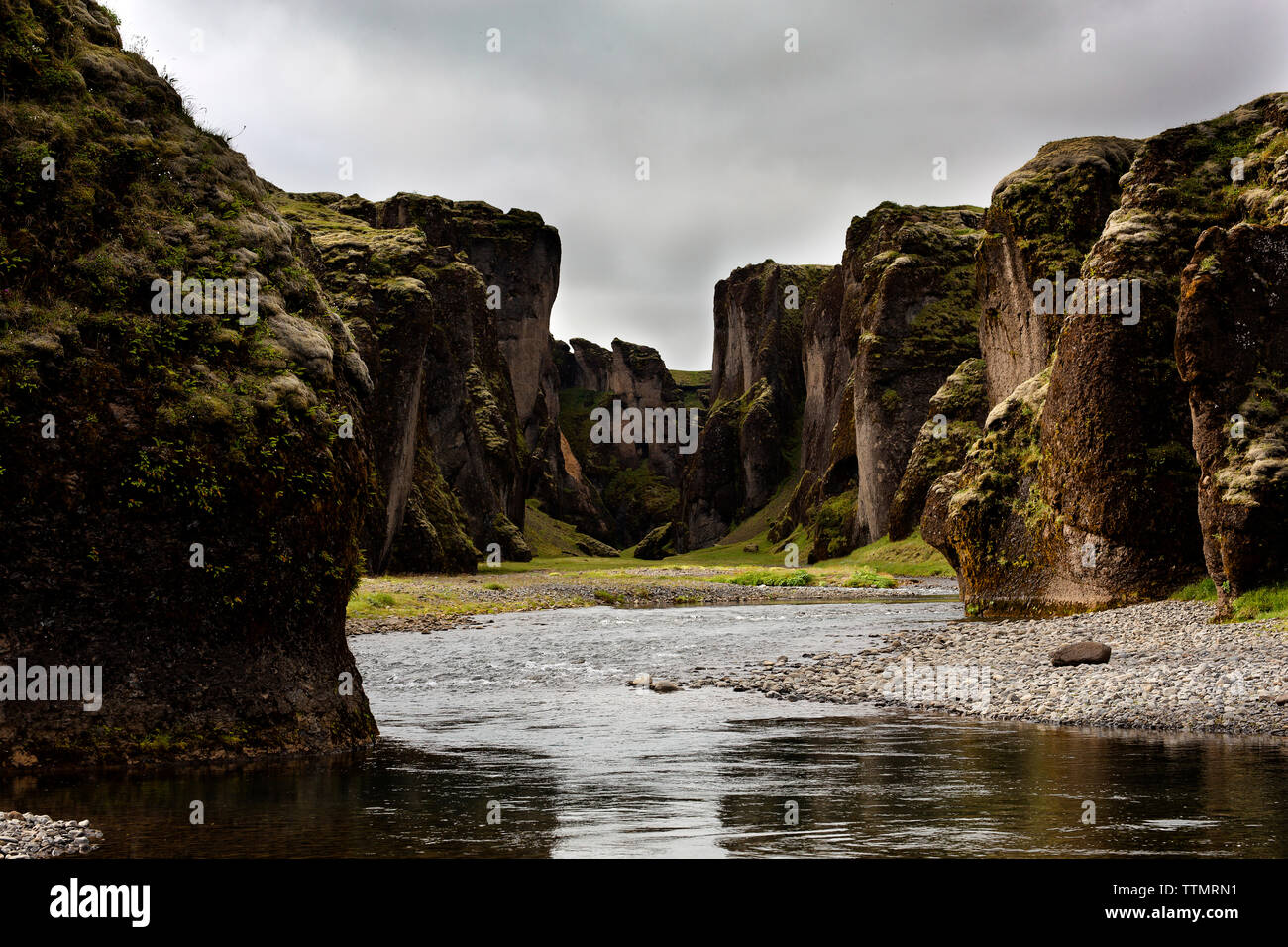 Malerischer Blick auf Fluss inmitten Felsformationen gegen bewölkter Himmel Stockfoto