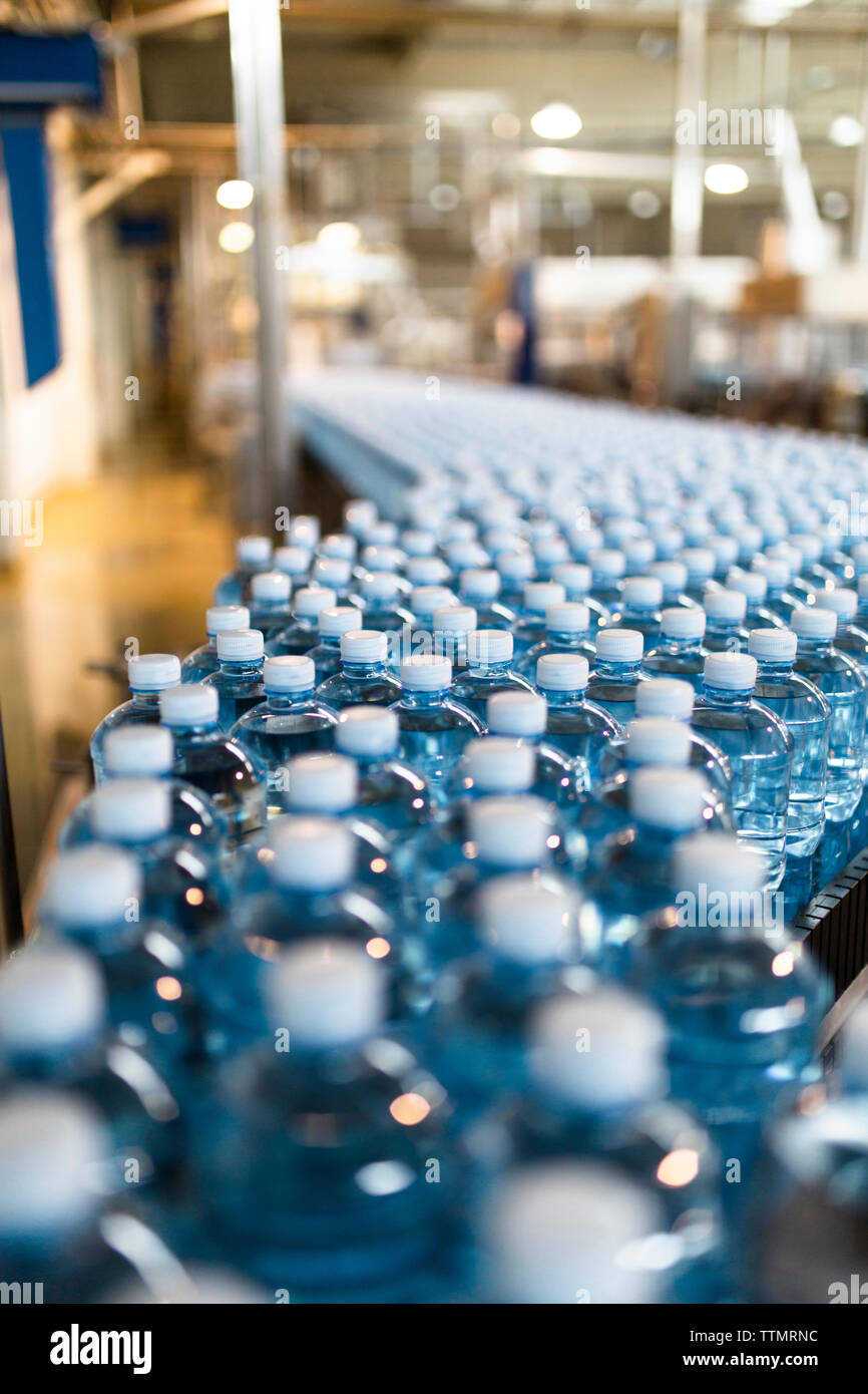 Close-up von Wasserflaschen auf Transportband in der Industrie Stockfoto