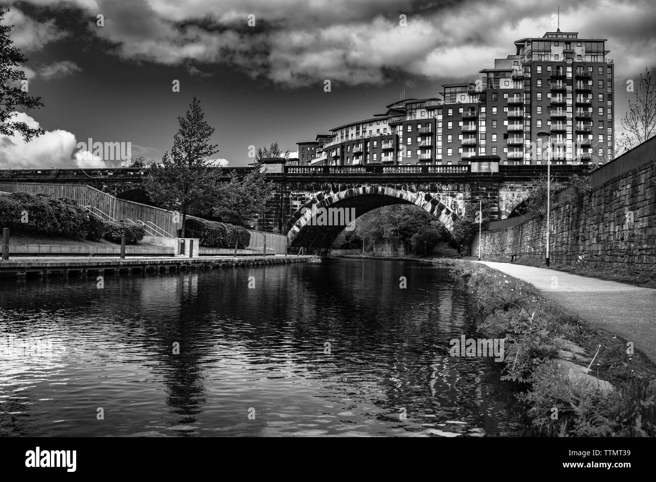 Des Flusses Aire in Leeds, Yorkshire. Sammlung von Farbe + schwarz-weiß Bilder Stockfoto