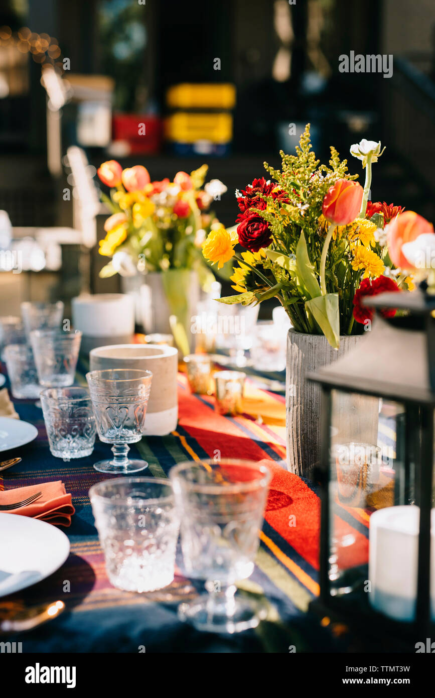 Blumenvasen durch die Gläser auf dem Tisch arrangiert Stockfoto