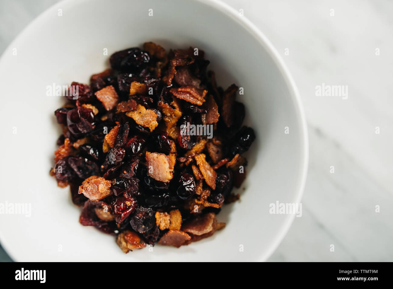 Ansicht von oben der würzigen Nahrungsmittel in der Schüssel Stockfoto