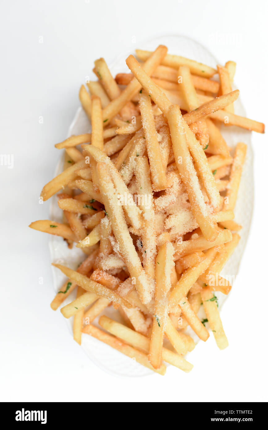 Ansicht von oben von Pommes frites in der Platte auf weißem Hintergrund Stockfoto