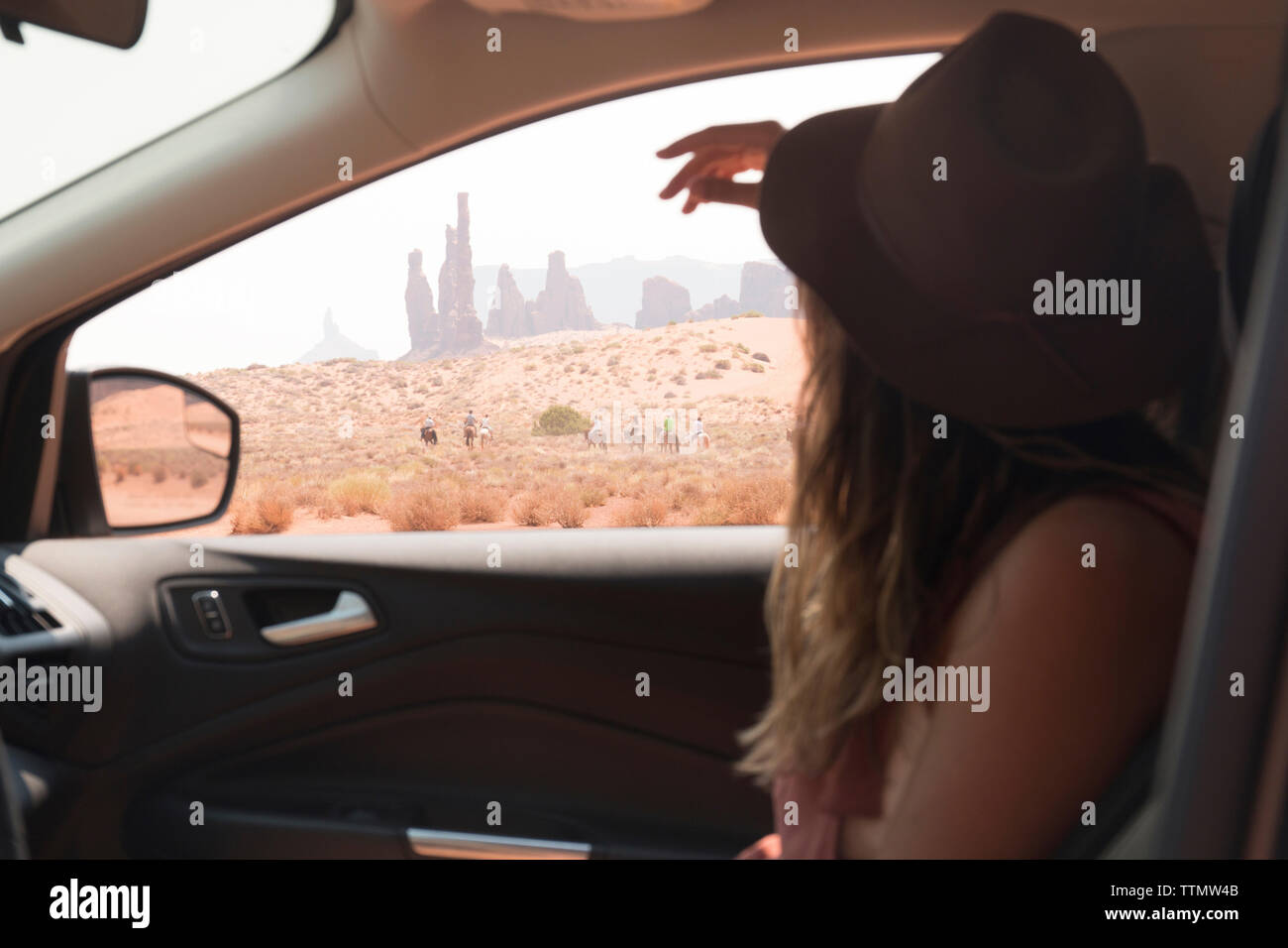 Seitenansicht der Frau mit Hut im Auto am Monument Valley Tribal Park Stockfoto