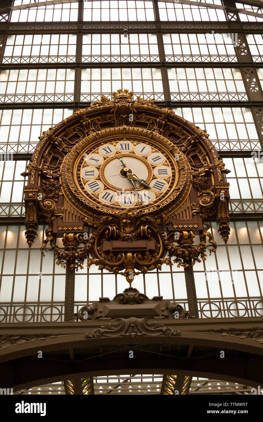 Low Angle View der reich verzierte Uhr Musée d'Orsay Stockfoto