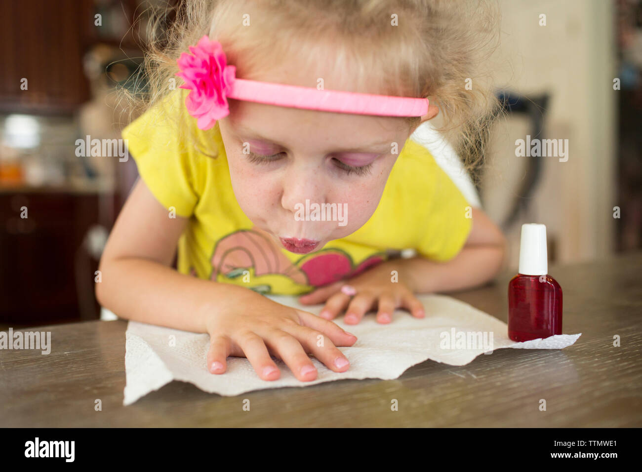 Mädchen Malerei Fingernägel zu Hause Stockfoto