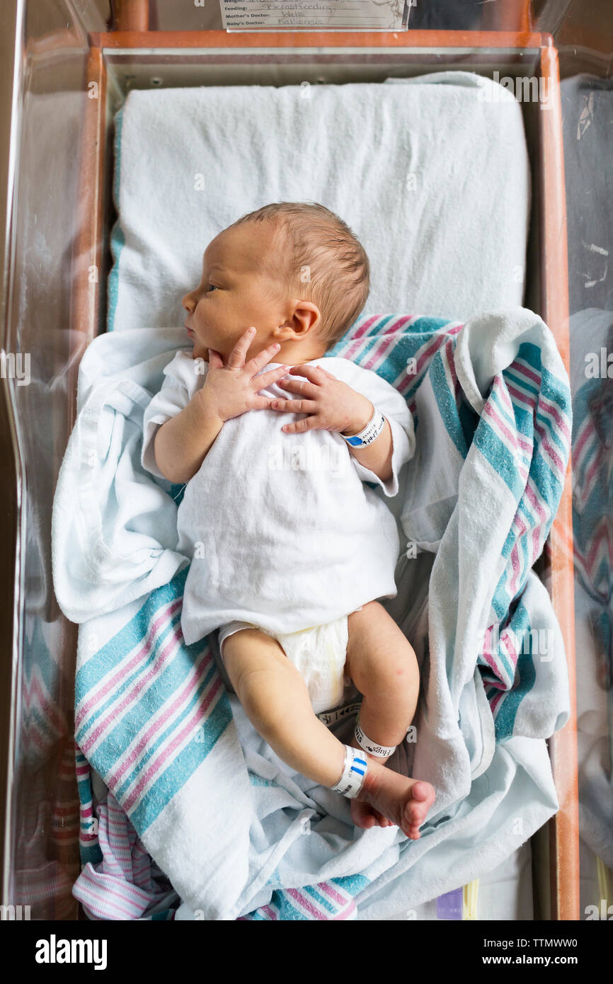 Ansicht von oben der neugeborenen Baby im Krankenhaus Babykörbchen Stockfoto