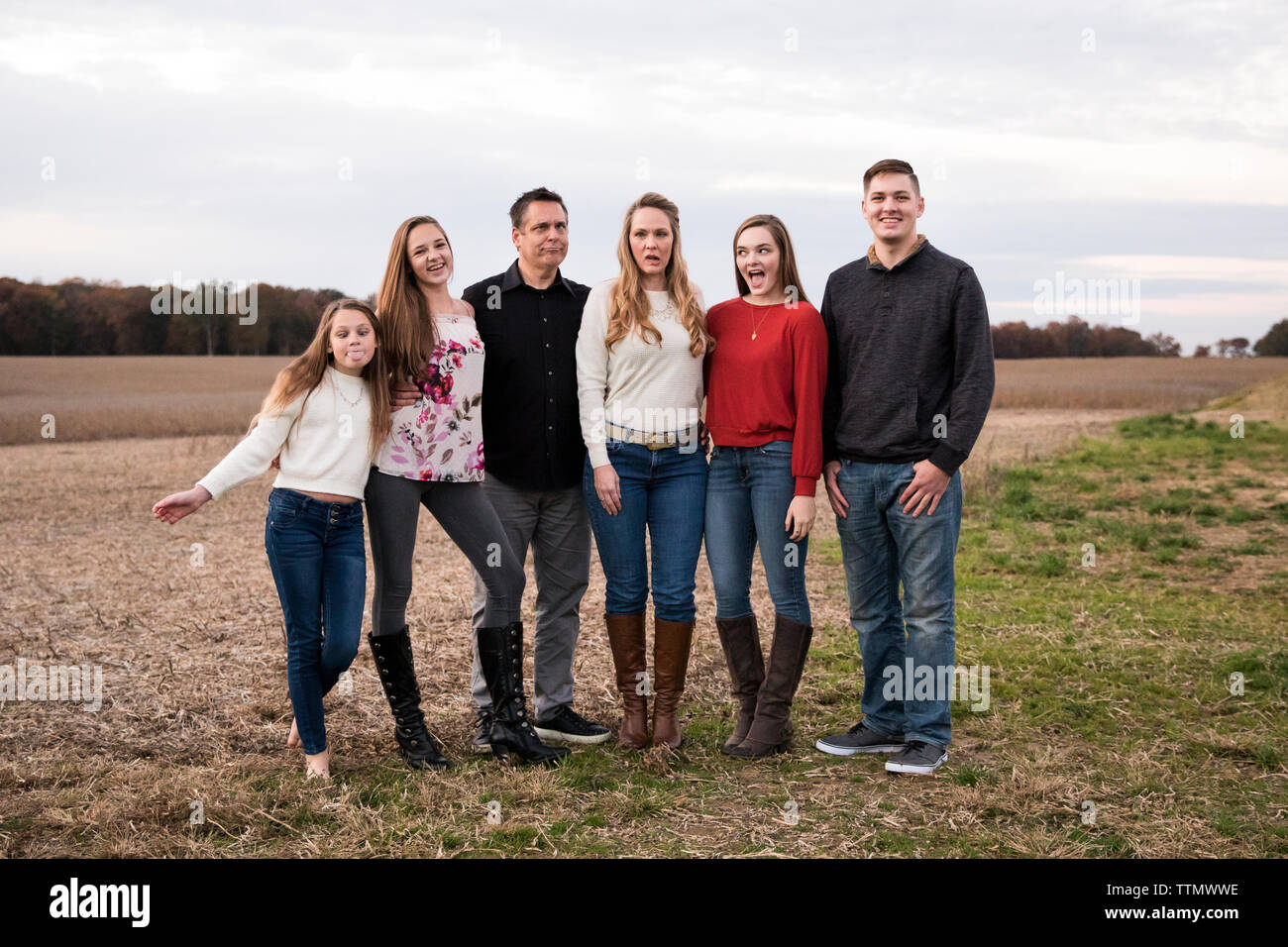 Große, glückliche Familie macht Dumme Gesichter, In Bauernhof Feld bei Sonnenuntergang Stockfoto