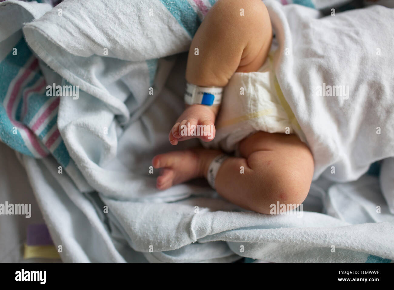 Overhead des neugeborenen Jungen Beine, Füße, Zehen im Krankenhaus Babykörbchen Stockfoto