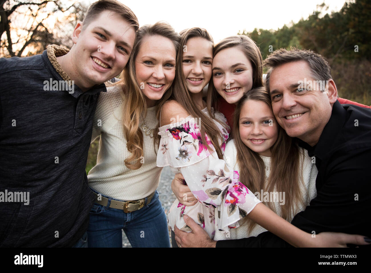 Nahaufnahme der Gesichter der großen glücklichen Familie von Teenagern umarmen einander Stockfoto