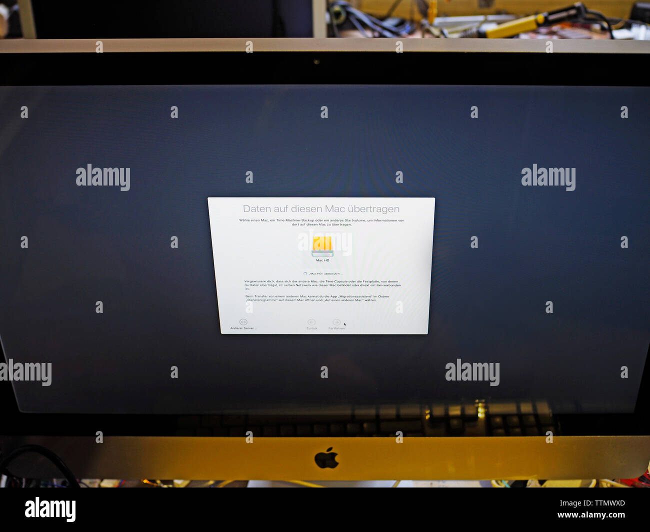 Computer iMac Reparatur Datenübertragung Monitor-Fenster Stockfoto