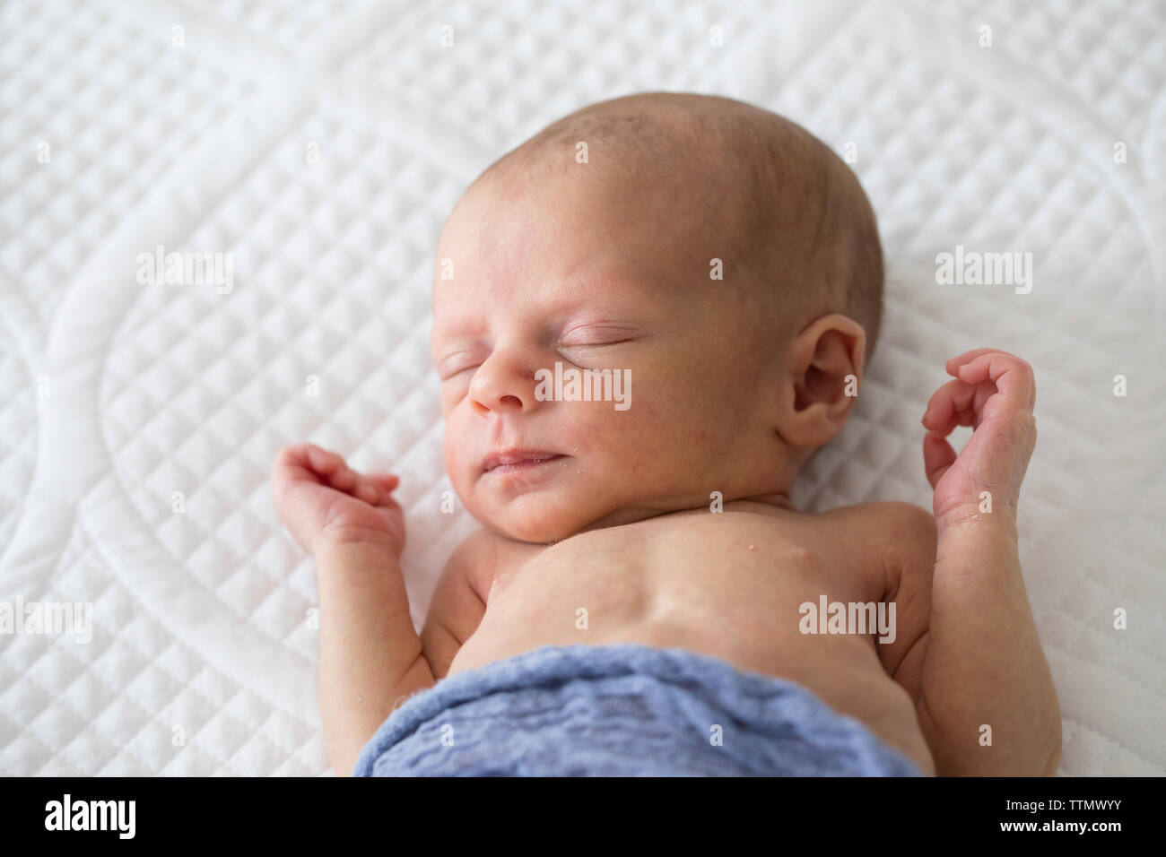 Schließen Ansicht von Schlafen neugeborene Baby Mädchen in Lila Decke Stockfoto