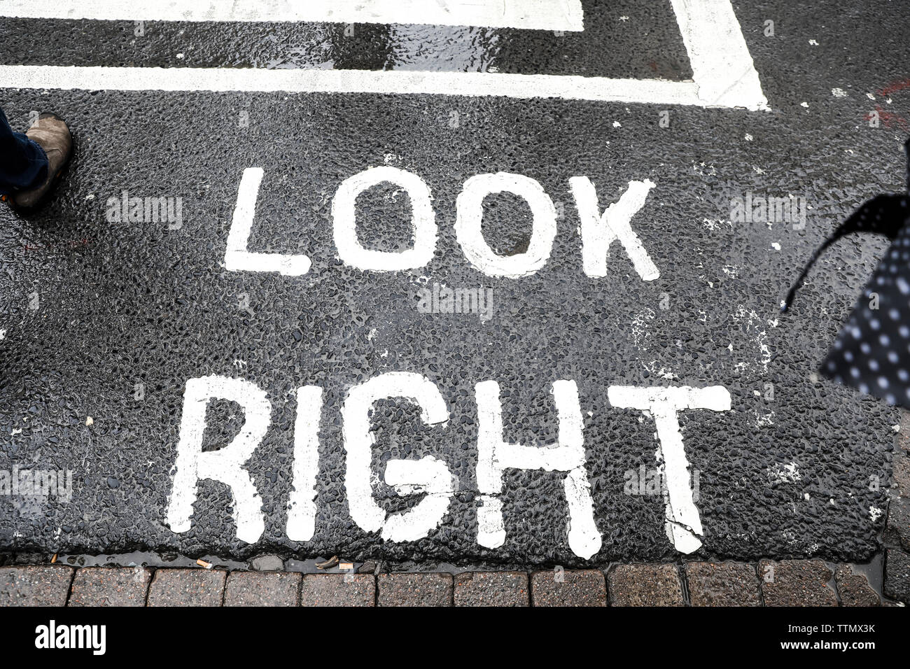 Blick nach rechts auf die Straße gemalt, Wie bei regnerischen Tag in Galway, Irland Stockfoto