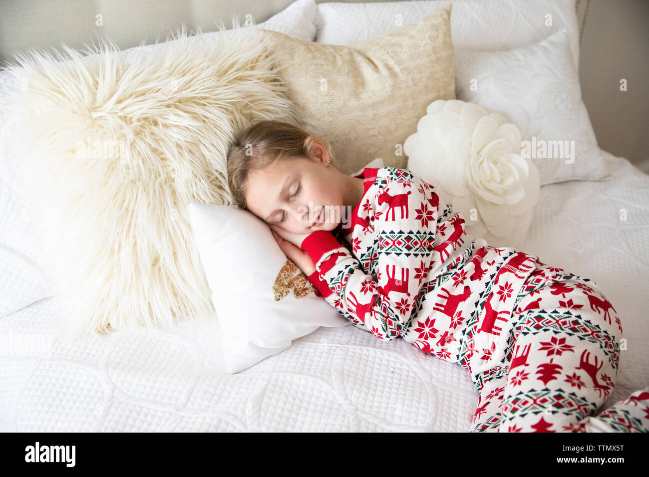 Schöne SleepingBlond Mädchen mit lockigem Haar Urlaub Schlafanzug Stockfoto
