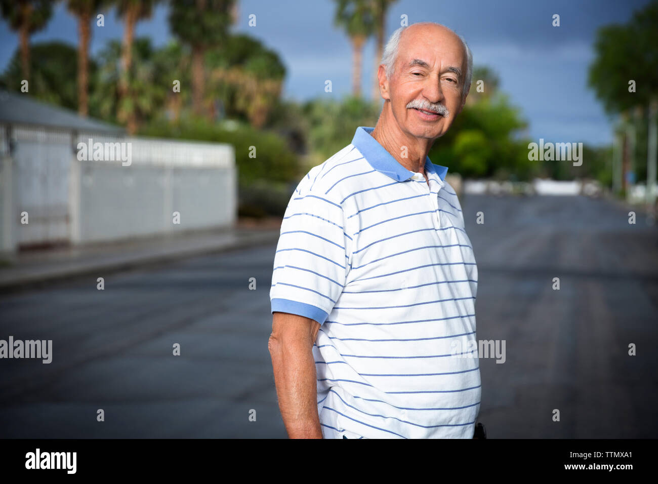 Portrait von zuversichtlich, älterer Mann auf der Straße Stockfoto
