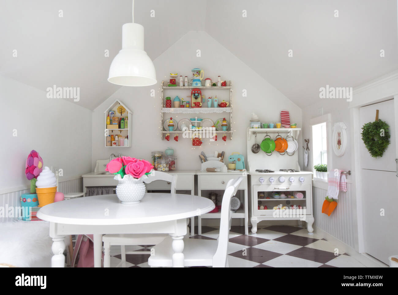Esstisch, Küche im Spielhaus Stockfoto