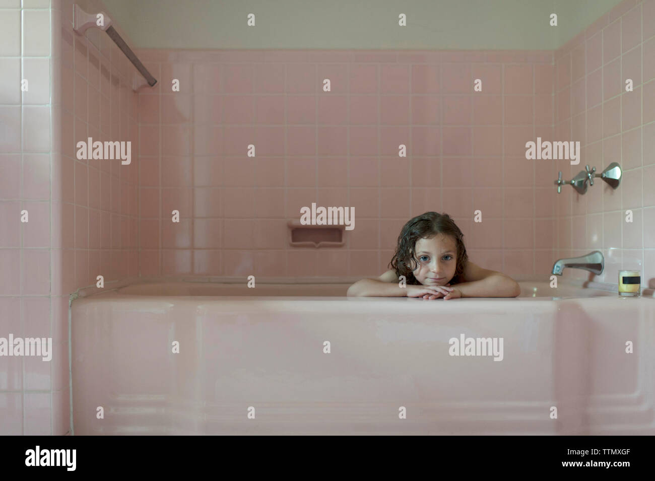 Portrait von Mädchen mit nassen Haare in der Badewanne im Badezimmer im Haus ausruhen Stockfoto