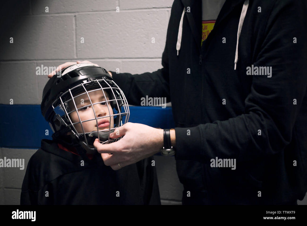 Vater, Sohn mit Eishockey Helm Stockfoto