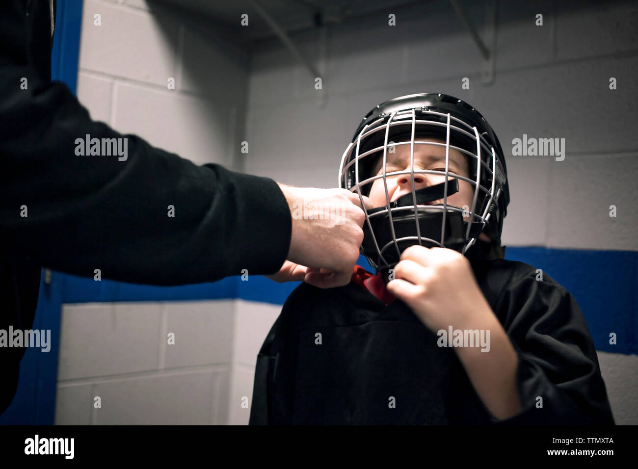Vater, Sohn mit Eishockey Helm Stockfoto