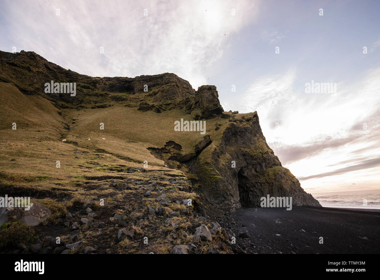 Malerischer Blick auf Felsen am Strand gegen Sky Stockfoto